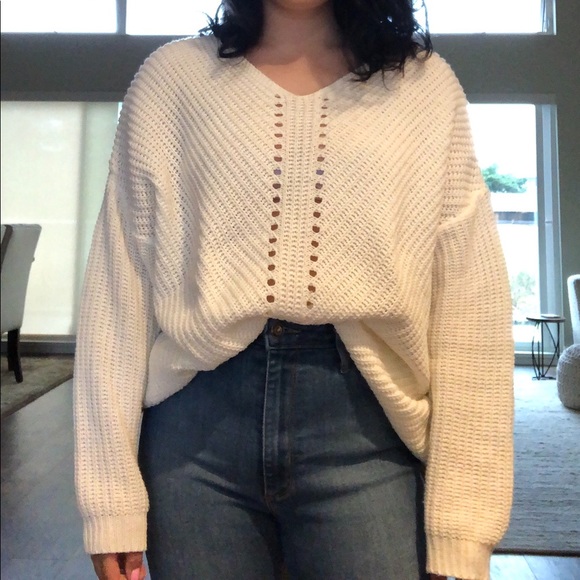 -White v neck sweater